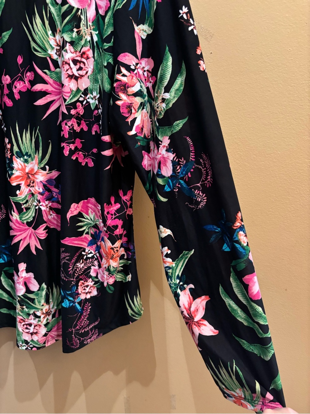 INC International Concepts Black Floral V-Neck Long Sleeve Top Size 1X - Picture 8 of 8